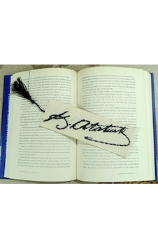 Atatürk İmzalı Kanaviçe Kitap Ayracı Atatürk İmzalı Kanaviçe Kitap Ayracı