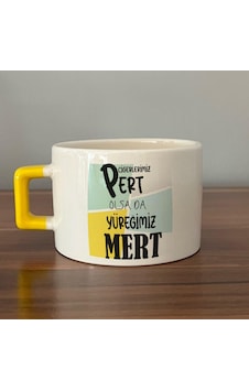 Ciğerlerimiz Pert Olsa Da Yüreğimiz Mert Baskılı Sarı Kulplu C Fincan Ciğerlerimiz Pert Olsa Da Yüreğimiz Mert Baskılı Sarı Kulplu C Fincan