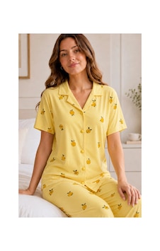 Leyna Sarı Limon Desenli Kısa Kollu Gömlek Yaka Milan Kumaş Kadın Pijama Takımı Leyna Sarı Limon Desenli Kısa Kollu Gömlek Yaka Milan Kumaş Kadın Pijama Takımı