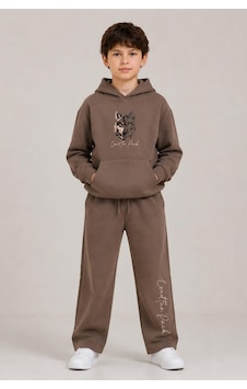 Riccotarz Erkek Çocuk Önü Ve Arkası Kurt Çizim Baskılı Kapüşonlu Sweatshirt Kahverengi Eşofman Takım Riccotarz Erkek Çocuk Önü Ve Arkası Kurt Çizim Baskılı Kapüşonlu Sweatshirt Kahverengi Eşofman Takım
