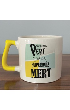 Ciğerlerimiz Pert Olsa Da Yüreğimiz Mert Baskılı Sarı Kulplu D Kupa Ciğerlerimiz Pert Olsa Da Yüreğimiz Mert Baskılı Sarı Kulplu D Kupa