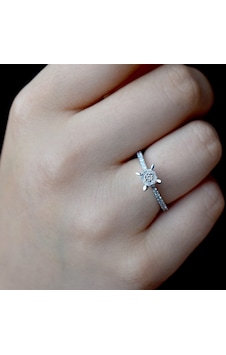 0.23 Ct. Kolu Taşlı Modern Tasarım Pırlanta Tektaş Yüzük 0.23 Ct. Kolu Taşlı Modern Tasarım Pırlanta Tektaş Yüzük