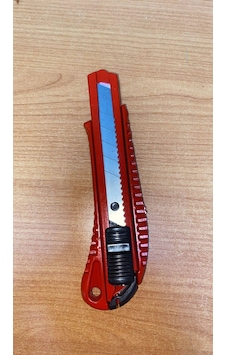 Dmax Dmx-4743 Büyük Metal Falçata Maket Bıçak 18mm Bıçaklı & 0.5mm Bıçak Ucu 24x12 Dmax Dmx-4743 Büyük Metal Falçata Maket Bıçak 18mm Bıçaklı & 0.5mm Bıçak Ucu 24x12
