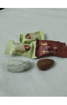 1 Kg Mascho Sütlü Ve Beyaz Çikolata Kaplı Tüm Bademli Hurma 1 KG 1 Kg Mascho Sütlü Ve Beyaz Çikolata Kaplı Tüm Bademli Hurma 1 KG