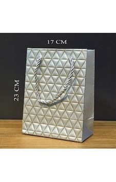 Gümüş Geometrik Desenli Orta Boy Karton Hediye Çantası Çok Renkli Gümüş Geometrik Desenli Orta Boy Karton Hediye Çantası Çok Renkli