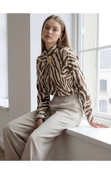 Pera Moda Gold Broşlu Zebra & Batik Desenli Bluz Camel Pera Moda Gold Broşlu Zebra & Batik Desenli Bluz Camel