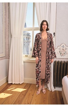 Litae Herşeytrend Yaprak Desenli Yırtmaçlı Dantelli Ve Dekolteli Büyük Beden Sabahlık Takımı SOMON Litae Herşeytrend Yaprak Desenli Yırtmaçlı Dantelli Ve Dekolteli Büyük Beden Sabahlık Takımı SOMON