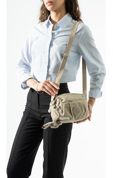 Baginn Klinkır Hafif Yağmur Geçirmez Kadın Postacı Çanta Çok Cepli 20 15 Cm Omuz Çantası 571 Collection Krem Baginn Klinkır Hafif Yağmur Geçirmez Kadın Postacı Çanta Çok Cepli 20 15 Cm Omuz Çantası 571 Collection Krem