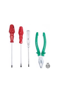 Fuji Yeşil Izole Pense. Kırmızı Düz Ve Yıldız Tornavida. Kontr . Fuji Yeşil Izole Pense. Kırmızı Düz Ve Yıldız Tornavida. Kontr .
