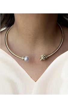 Caş Dekorasyon Altın Renk Aslan Figürlü İncili Metal Choker Kolye Altın Caş Dekorasyon Altın Renk Aslan Figürlü İncili Metal Choker Kolye Altın