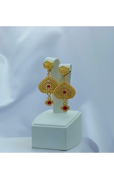 Yeni Sezon Vip Özel Seri Paslanmaz Çelik Kalp'li Kırmızı Taşlı Altın Kaplama Küpe 6 Cm. Gold Yeni Sezon Vip Özel Seri Paslanmaz Çelik Kalp'li Kırmızı Taşlı Altın Kaplama Küpe 6 Cm. Gold
