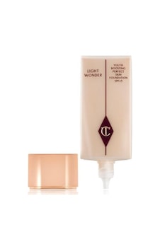 Charlotte Tilbury Light Wonder Fondöten 2 Fair
