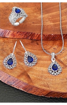 Safir Taşlı Telkari Gümüş Oksitli Kadın Takım Yüzük Küpe Kolye Uc Safir Taşlı Telkari Gümüş Oksitli Kadın Takım Yüzük Küpe Kolye Uc