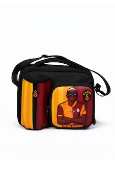 Galatasaray Lisanslı Victor Osimhen Figürlü 3 Bölmeli Su İtici Kumaşlı Beslenme Çantası Kırmızı - Sarı - Siyah Galatasaray Lisanslı Victor Osimhen Figürlü 3 Bölmeli Su İtici Kumaşlı Beslenme Çantası Kırmızı - Sarı - Siyah