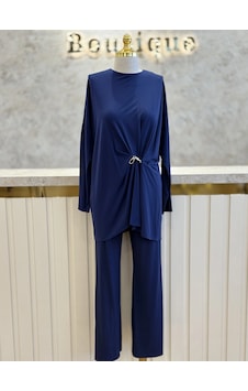 Tığ Triko Tıg-tkm.5125.01.-l Lacivert Renk Metal Tokalı Asimetrik Drapeli Tunik Pantolon Takım Çok Renkli Tığ Triko Tıg-tkm.5125.01.-l Lacivert Renk Metal Tokalı Asimetrik Drapeli Tunik Pantolon Takım Çok Renkli