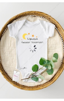 Hediyenza Uykusuz Geceler Yükleniyor Özel Tasarım Bebek Zıbın Pamuklu Çıtçıtlı Body Beyaz Hediyenza Uykusuz Geceler Yükleniyor Özel Tasarım Bebek Zıbın Pamuklu Çıtçıtlı Body Beyaz