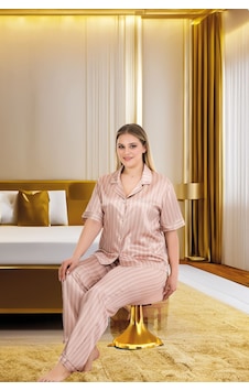 3dsepetim Büyük Beden Şık Tasarım Vizon Çizgili Düğmeli Kısa Kol Lüx Saten Pijama Takımı Vizon 3dsepetim Büyük Beden Şık Tasarım Vizon Çizgili Düğmeli Kısa Kol Lüx Saten Pijama Takımı Vizon
