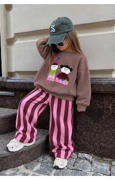 Monila Kız Çocuk Pamuklu Süzene Çocuk Nakışlı Kahverengi Sweatshirt Ve Pembe Çizgili Eşofman Alt Üst Takım Monila Kız Çocuk Pamuklu Süzene Çocuk Nakışlı Kahverengi Sweatshirt Ve Pembe Çizgili Eşofman Alt Üst Takım