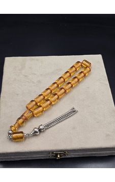 Osmanlı Benzetme Çubuk Sıkma Kehribar Tespih Efe Boy 17 Habbe 11x14 Mm Bal Sarısı No:8 Gümüş Osmanlı Benzetme Çubuk Sıkma Kehribar Tespih Efe Boy 17 Habbe 11x14 Mm Bal Sarısı No:8 Gümüş