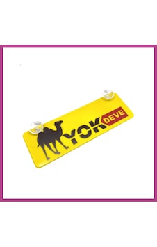 Gees Global Yok Deve Yazılı Sarı Dekor Plaka Vantuzlu Cam Süsü 22x7.5cm Gbzs Gees Global Yok Deve Yazılı Sarı Dekor Plaka Vantuzlu Cam Süsü 22x7.5cm Gbzs