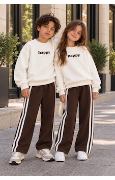 Zuzunga Unisex Çocuk Happy Yazı Baskılı Sweatshirt Ve Şerit Detaylı Bol Paça Eşofman Takımı BEYAZ Zuzunga Unisex Çocuk Happy Yazı Baskılı Sweatshirt Ve Şerit Detaylı Bol Paça Eşofman Takımı BEYAZ