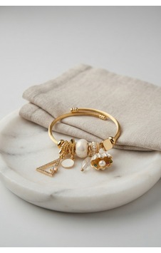 Beyaz Deniz Kabuğu Model Gold Renk Charmlı Bileklik Beyaz Deniz Kabuğu Model Gold Renk Charmlı Bileklik