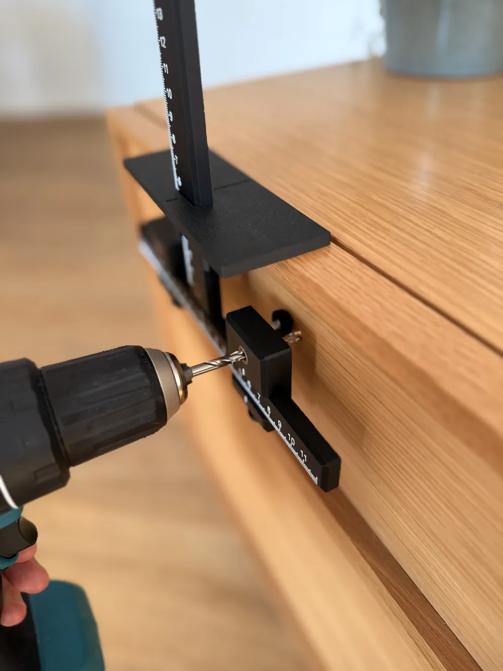 Ayarlı Çekmece Dolap Kapağı Kulp Delme Şablonu Delme Aparatı 18mm Siyah Ayarlı Çekmece Dolap Kapağı Kulp Delme Şablonu Delme Aparatı 18mm Siyah