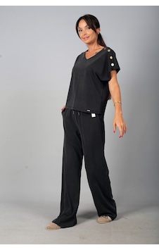 By Saygı Kadın V Yaka Tek Omuz Düğme Detaylı Bluz Beli Lastikli Cepli Bol Paça Pantolon Lyocell 2'li Takım Siyah By Saygı Kadın V Yaka Tek Omuz Düğme Detaylı Bluz Beli Lastikli Cepli Bol Paça Pantolon Lyocell 2'li Takım Siyah