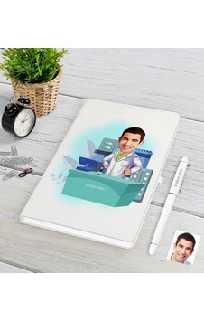 Kişiye Özel Bay Eczacı Karikatürlü Beyaz Defter Kalem Seti-4 Kişiye Özel Bay Eczacı Karikatürlü Beyaz Defter Kalem Seti-4