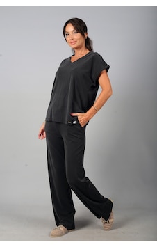 By Saygı Kadın V Yaka Arkası Düğme Detaylı Bluz Beli Lastikli Cepli Bol Paça Pantolon Lyocell 2'li Takım Siyah By Saygı Kadın V Yaka Arkası Düğme Detaylı Bluz Beli Lastikli Cepli Bol Paça Pantolon Lyocell 2'li Takım Siyah