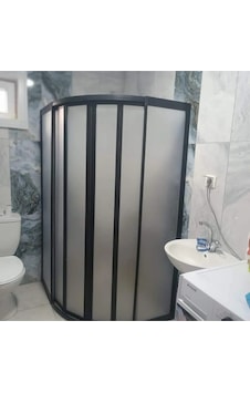Nokta Duşakabin Teknesiz Oval Duşakabin, Plastik Camlı Siyah Profilli Şeffaf Nokta Duşakabin Teknesiz Oval Duşakabin, Plastik Camlı Siyah Profilli Şeffaf
