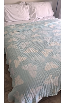 Kelebek Desen 4 Katlı Müslin Pike Yatak Örtüsü Battal Boy 240x260 Cm Mavi Kelebek Desen 4 Katlı Müslin Pike Yatak Örtüsü Battal Boy 240x260 Cm Mavi