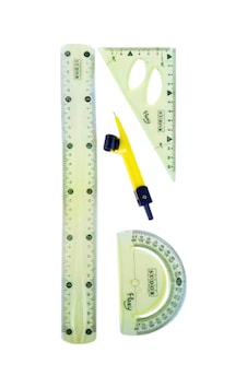 30 Cm Esnek Kırılmaz Cetvel Takımı 4 Lü Set Cetvel,pergel,açıölçer Ve Pergelli Set - Sarı Sarı