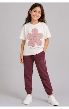 Riccotarz Kız Çocuk Göğsüden Papatya Ve Yazı Detaylı T-shirt Çift Cep Ve İp Detaylı Eşofman Takım Mor Riccotarz Kız Çocuk Göğsüden Papatya Ve Yazı Detaylı T-shirt Çift Cep Ve İp Detaylı Eşofman Takım Mor