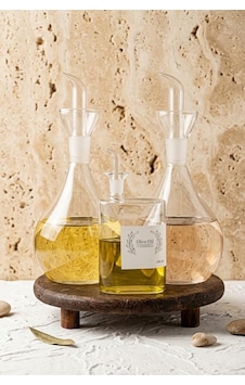 4 Parça Ayaklı Ahşap Standlı Borosilikat Cam Yağlık Sirkelik Seti - 2 Adet 900 Ml Karaf Ve 200 Ml Yassı Şişe Şeffaf 4 Parça Ayaklı Ahşap Standlı Borosilikat Cam Yağlık Sirkelik Seti - 2 Adet 900 Ml Karaf Ve 200 Ml Yassı Şişe Şeffaf