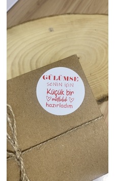 Gülümse Kırmızı Yazılı Yuvarlak Yapışkanlı Etiket 5x5 Cm 100 Adet Gülümse Kırmızı Yazılı Yuvarlak Yapışkanlı Etiket 5x5 Cm 100 Adet