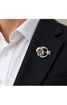 Atatürk Portre Ve Ay Figürlü Metal Yaka Rozeti Ceket Ve Takım Elbise Aksesuarı Gri Atatürk Portre Ve Ay Figürlü Metal Yaka Rozeti Ceket Ve Takım Elbise Aksesuarı Gri