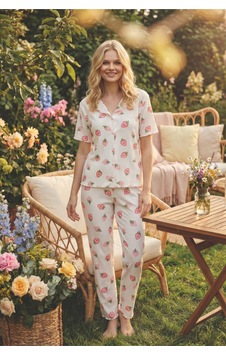 Medinenur Çilek Desenli Bürümcük Örme Kısa Kol Düğmeli Pijama Takımı Beyaz Medinenur Çilek Desenli Bürümcük Örme Kısa Kol Düğmeli Pijama Takımı Beyaz