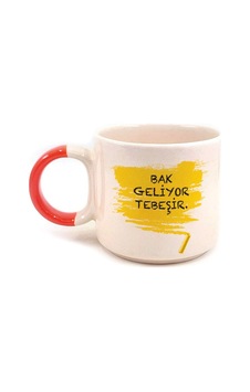 Mor Mürekkep Bak Geliyor Tebeşir Baskılı Kırmızı Kulplu P Öğretmenler Günü Kupası Mor Mürekkep Bak Geliyor Tebeşir Baskılı Kırmızı Kulplu P Öğretmenler Günü Kupası