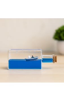 Akvaryum Yüzen Dekoratif Gemi Figürü - Dikdörtgen Mika Şişe 4.2x6.4x17 Cm Akvaryum Yüzen Dekoratif Gemi Figürü - Dikdörtgen Mika Şişe 4.2x6.4x17 Cm