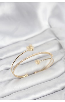 Yonca Çiçek Model Pirinç Gold Renk Kadın Bileklik 5886 Çok Renkli Yonca Çiçek Model Pirinç Gold Renk Kadın Bileklik 5886 Çok Renkli