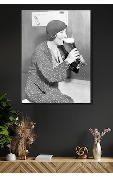 Dikey Kanvas Tablo Tekli Ev Kafe Ofis Siyah Beyaz Bira İçen Kadın Vintage Poster 2788 Dikey Kanvas Tablo Tekli Ev Kafe Ofis Siyah Beyaz Bira İçen Kadın Vintage Poster 2788