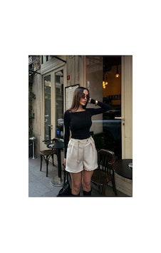 Nido Moda Zincir Kemerli Mini Şort Bej Nido Moda Zincir Kemerli Mini Şort Bej