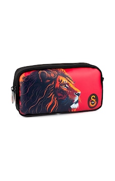 Galatasaray Suni Deri Üzerine Aslan Baskılı Erkek Çocuk İki Bölmeli Kalem Çantası - Me25563 Çok Renkli Galatasaray Suni Deri Üzerine Aslan Baskılı Erkek Çocuk İki Bölmeli Kalem Çantası - Me25563 Çok Renkli