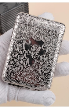 İşlemeli Retro Tasarım Metal Sigara Tabakası Gümüş Renk 23bm923ksr03 - 512923532 İşlemeli Retro Tasarım Metal Sigara Tabakası Gümüş Renk 23bm923ksr03 - 512923532