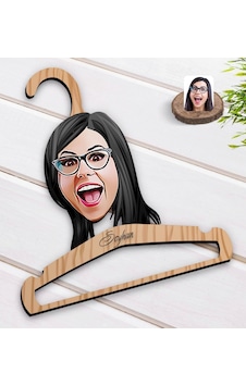 Kişiye Özel Kadın Yüz Karikatürlü Standart Boy Ahşap Elbise Askısı-2 Kişiye Özel Kadın Yüz Karikatürlü Standart Boy Ahşap Elbise Askısı-2