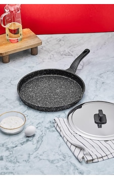Döküm Granit Kapaklı Börek Ve Balık Tavası 32 Cm Siyah
