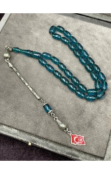Türk Bayrağı Uçlu Arpa Kesim Petrol Mavisi Ateş Kehribar Tesbih 6x10 Mm Mavi Türk Bayrağı Uçlu Arpa Kesim Petrol Mavisi Ateş Kehribar Tesbih 6x10 Mm Mavi