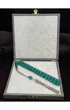 Alpaka Zincir Püsküllü Blok Kesim Zümrüt Yeşili Ateş Kehribar Tesbih 9x10 Mm Yeşil Alpaka Zincir Püsküllü Blok Kesim Zümrüt Yeşili Ateş Kehribar Tesbih 9x10 Mm Yeşil