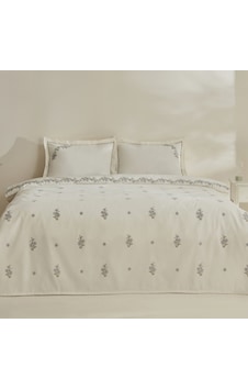 Karaca Home Vanes Çift Kişilik Nakışlı Nevresim Pike Takımı Mavi Mavi Karaca Home Vanes Çift Kişilik Nakışlı Nevresim Pike Takımı Mavi Mavi